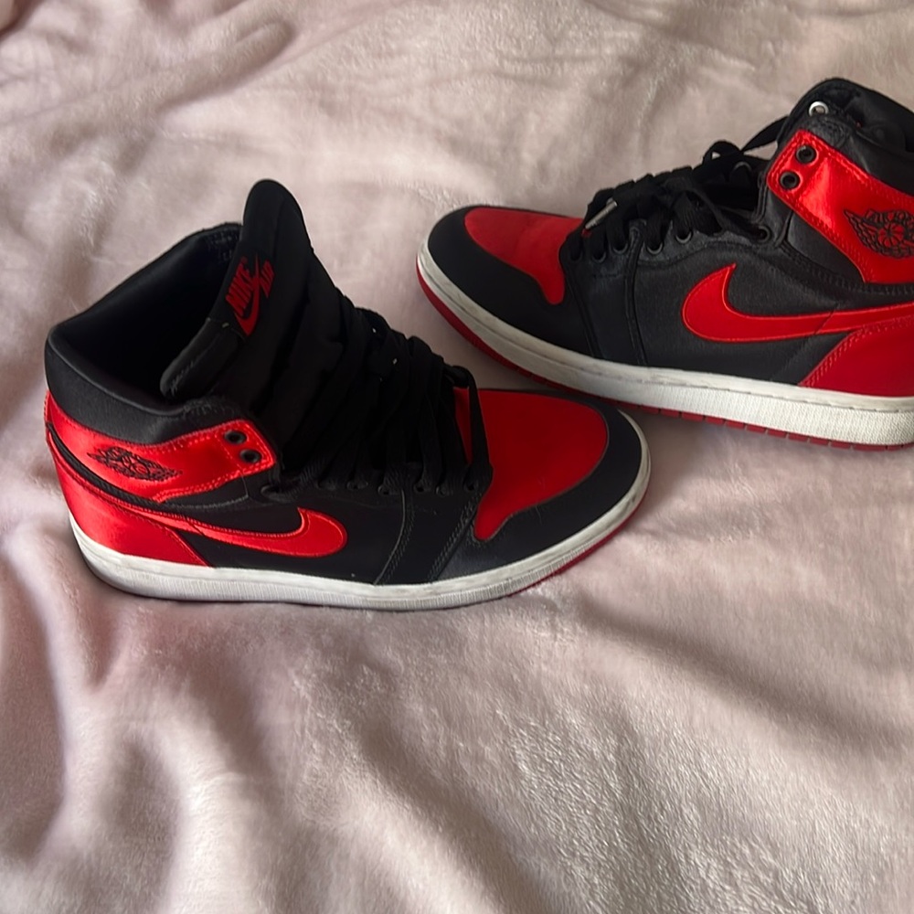 Jordan 1 Retro High OG
Satin Bred (Women's)